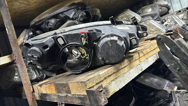 Фара левая (верхнє кріплення дефект)