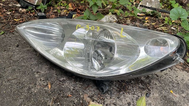 Фара левая (верхнє кріплення дефект)