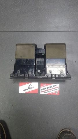 Решітка центральна Lexus Ls400