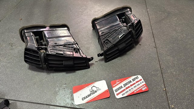 Дефлектор повітряний передній правий