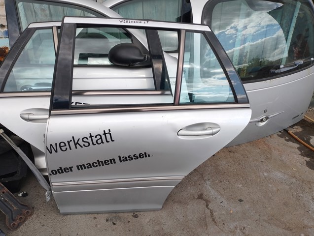 Стекло двери задней левой A2037350910 MERCEDES
