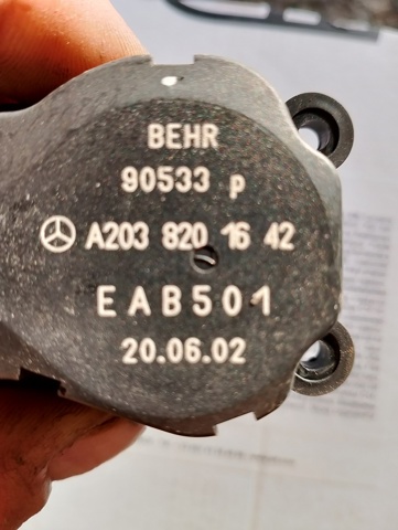 Двигун заслінки печі