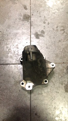 Кронштейн подушки (опоры) двигателя, левой A2712230904 MERCEDES