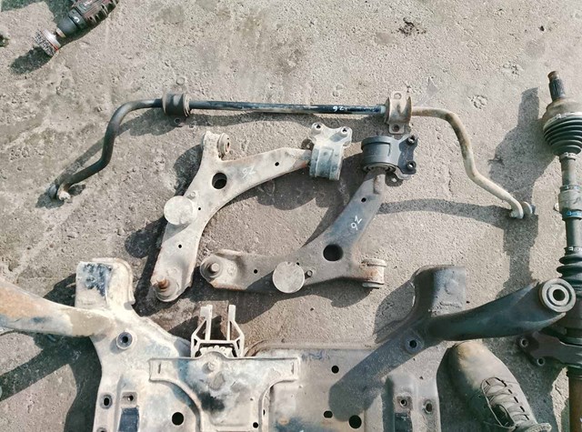 Важіль передньої підвіски нижній, лівий