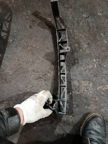 Направляюча переднього бампера, права