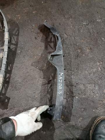 Направляюча переднього бампера, права