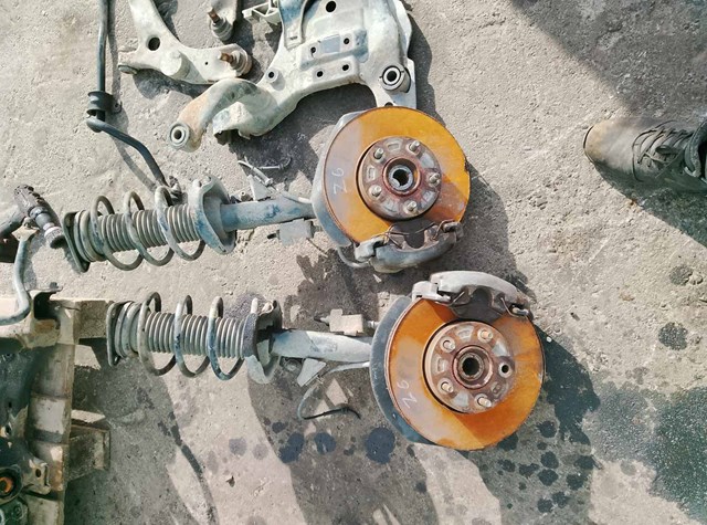 Цапфа - поворотний кулак передній, лівий