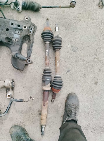 Піввісь (привід) передня, права