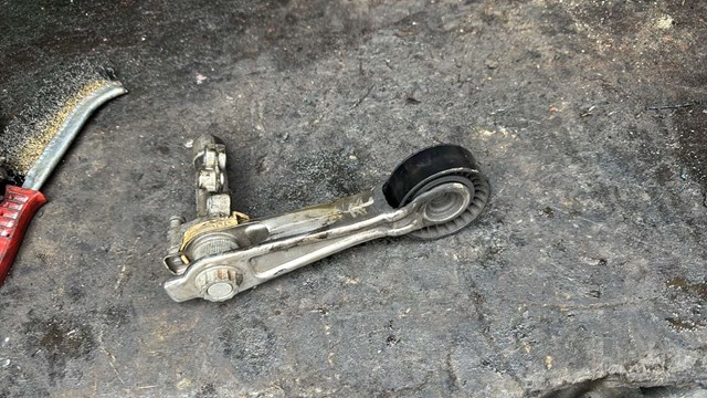 Натягувач ременя