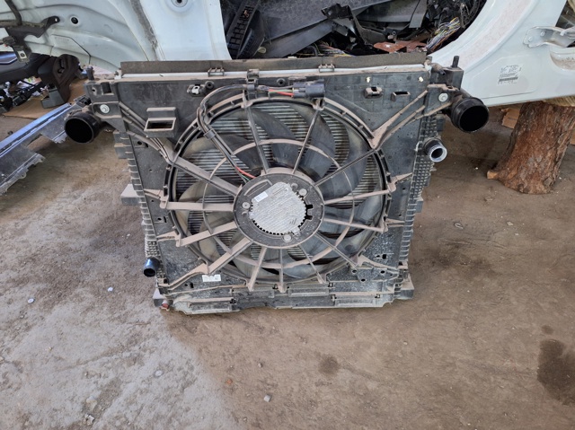 Диффузор радиатора охлаждения в сборе с мотором L1MZ8C607A FORD