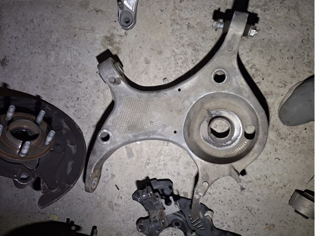 Рычаг задней подвески нижний, левый LB5Z5500B FORD