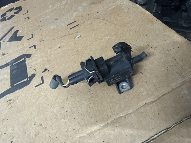 Клапан соленоид регулирования заслонки EGR 258600R010 TOYOTA