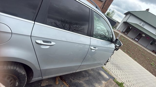 Пассажирская передняя дверь 3AA831056 VAG