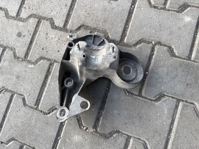 Кронштейн подушки (опоры) двигателя, правой 4F0199352E VAG