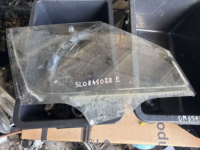 Стекло передней двери, правой 5L0845022E VAG