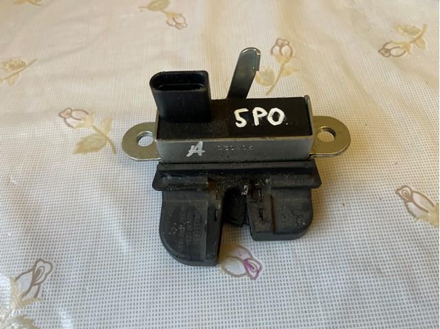 Замок двери багажника 5P0827505C VAG