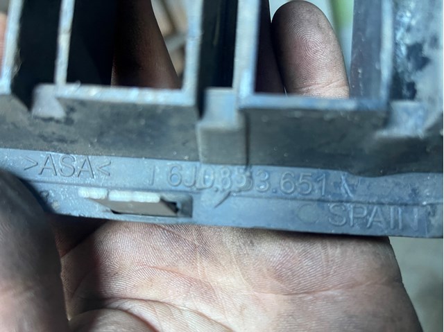 VAG 6J0853651 Решетка радиатора в наличии Киев