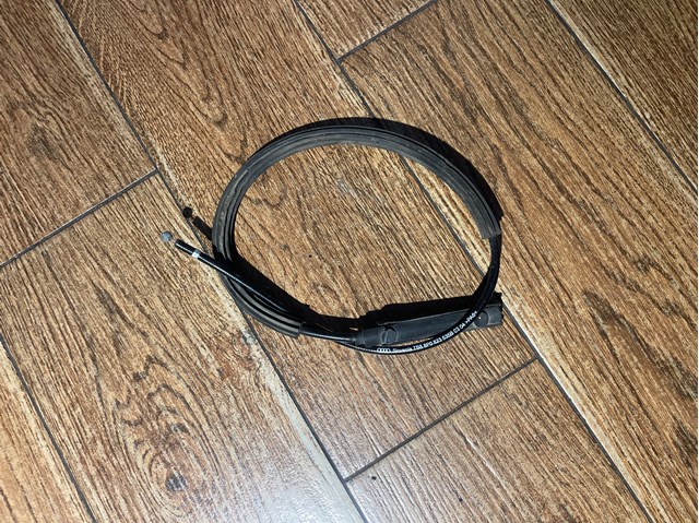 Трос капота (без ручки) 8P0823535B VAG