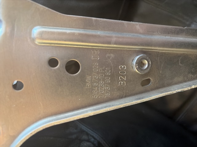 Рамка радиатора правая 51648737028 BMW