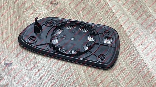Зеркальный элемент правого зеркала заднего вида 1068003400 GEELY