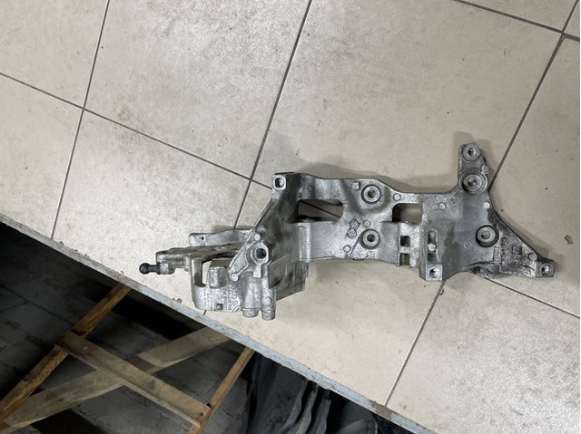 Крепление генератора 04L903143B VAG