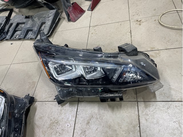 Правая блок фара 260105SA5B NISSAN
