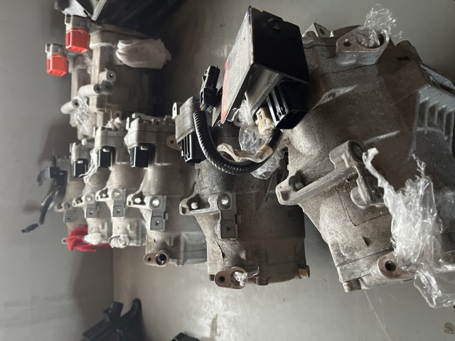 Компрессор климатической установки 926005SA0A NISSAN