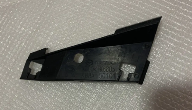 Накладка решетки радиатора правая KB8A50101A MAZDA