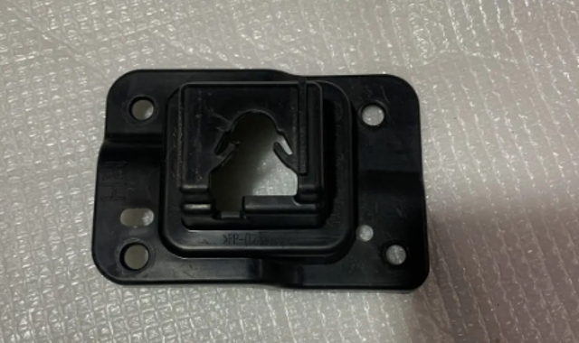 Кронштейн решетки радиатора KB8A50151 MAZDA