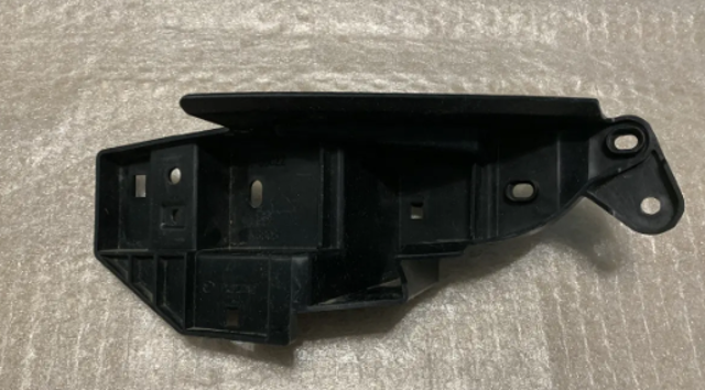 Левый кронштейн переднего бампера KB8A50C22 MAZDA