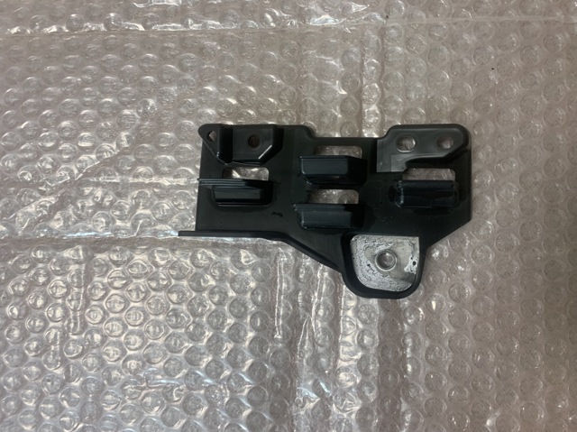 Кронштейн решетки радиатора KSD450162 MAZDA
