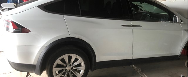 Пассажирская передняя дверь 1069536E0C Tesla Model