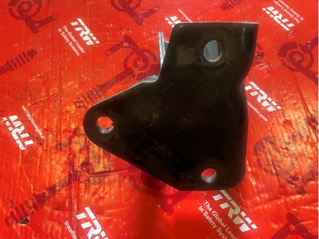 Кронштейн подушки (опоры) двигателя, левой 1091A079 MITSUBISHI