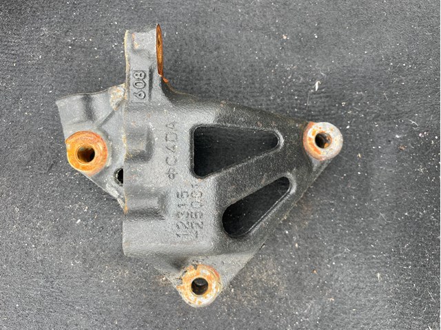 Кронштейн подушки (опоры) двигателя, правой 1231525031 TOYOTA