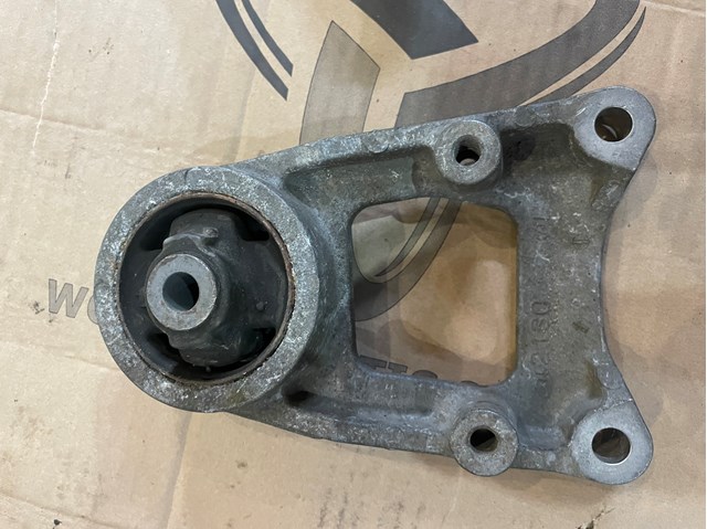 TOYOTA 5238042120 Кронштейн (траверса) заднего редуктора левая в наличии Винница