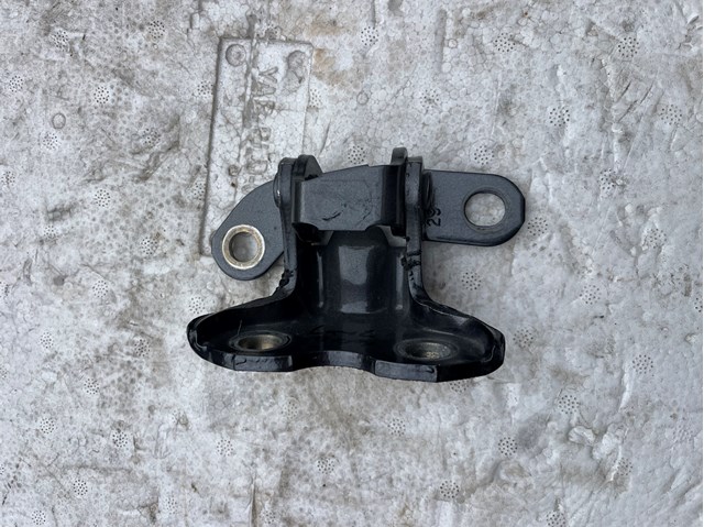 TOYOTA 6876020122 Петля двери задней левой в наличии Ирпень