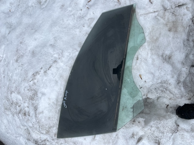 Стекло пассажирской двери 824212T010 HYUNDAI