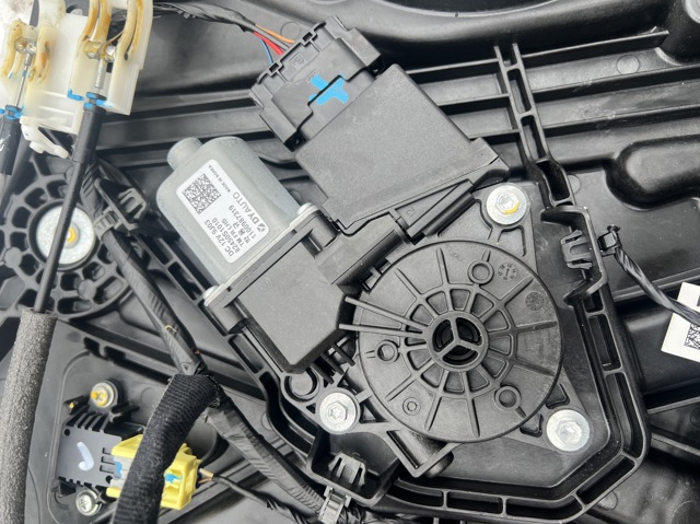 Привод электростеклоподъемника передний 82450S1010 HYUNDAI