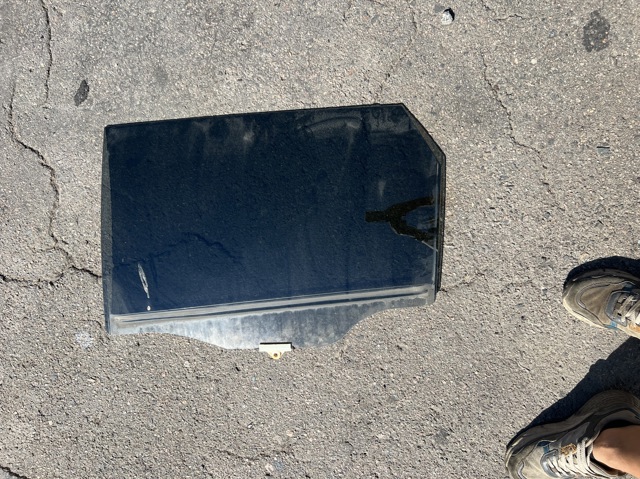 Стекло двери задней левой 834112P010 HYUNDAI