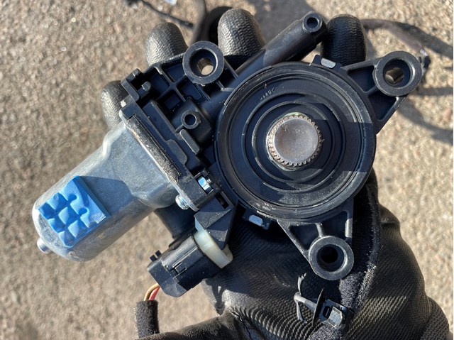Моторчик стеклоподъемника двери задней, левой 83450C5100 HYUNDAI