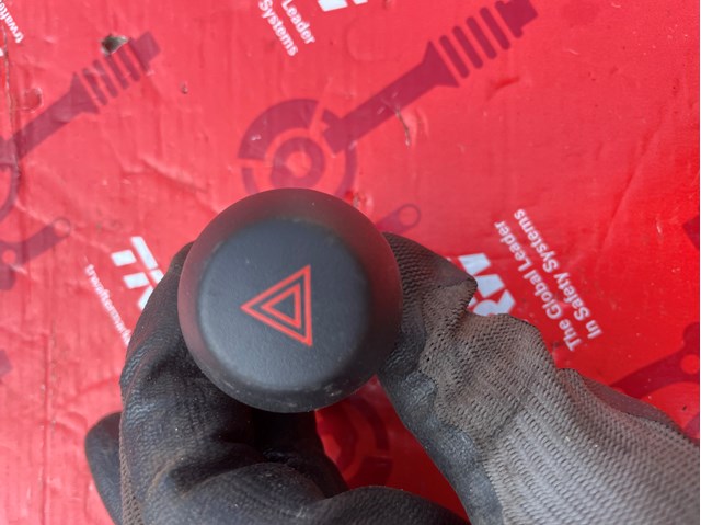 Кнопка аварийного сигнала 8433242020 TOYOTA