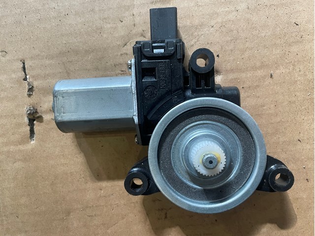 Мотор стеклоподъемника двери передней, правой B45C5858X MAZDA