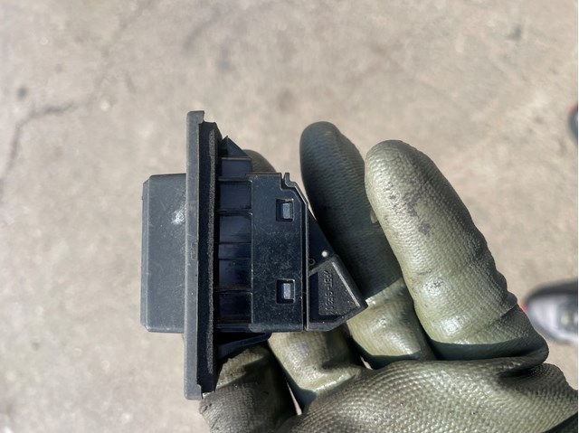 GHK1568D0 Кнопка привода замка крышки багажника (двери 3/5-й (ляды) купить Николаев
