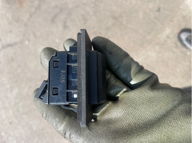 GHK1568D0 Кнопка привода замка крышки багажника (двери 3/5-й (ляды) купить Ровно