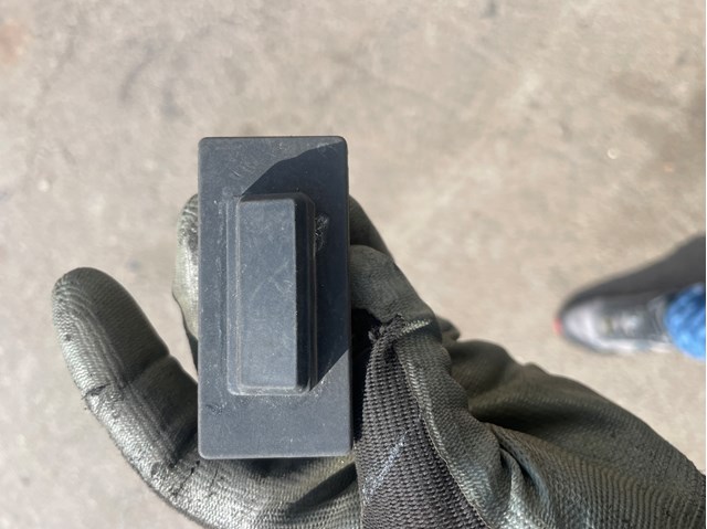 Кнопка привода замка задней 3/5 двери (ляды) GHK1568D0 MAZDA