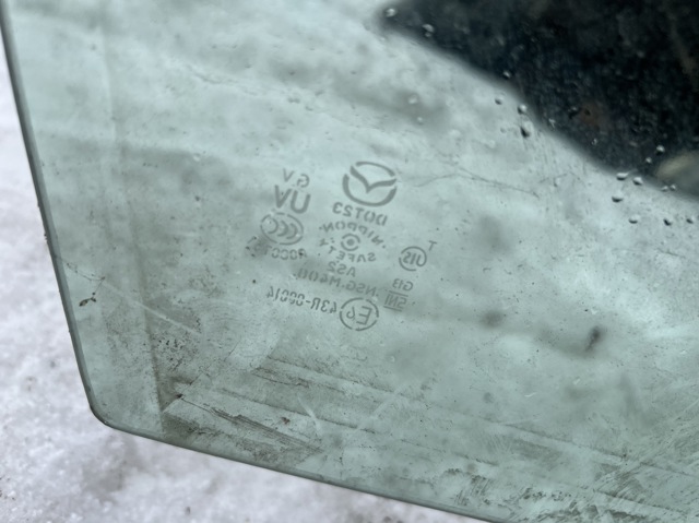 Стекло пассажирской двери GHP958510A MAZDA