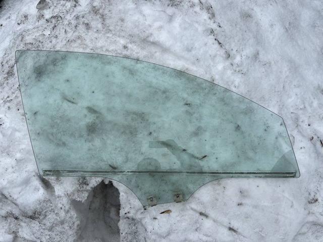 Стекло передней двери, правой GS1D58511 MAZDA