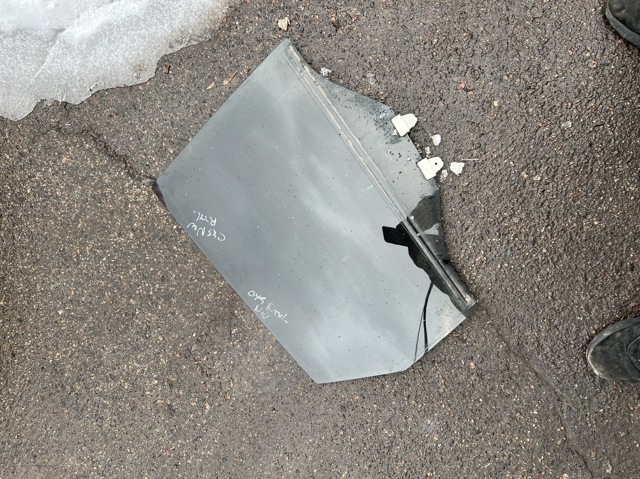 Стекло заднее правое KB8C72510 MAZDA