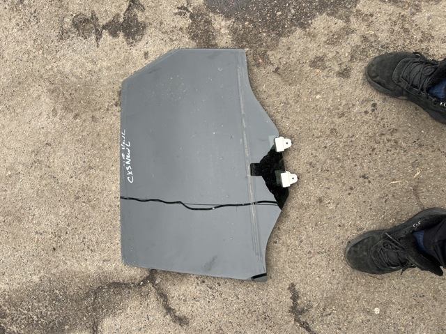 Стекло задней двери, левой KB8C73510 MAZDA