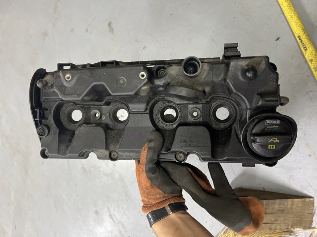 Крышка двигателя 03L103469AC VAG